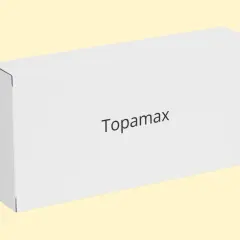 Białe pudełko z napisem Topamax na jasnym tle.
