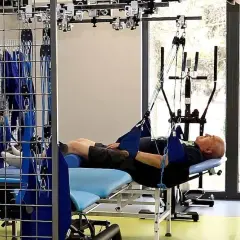 Gdzie rehabilitacja po endoprotezie stawu biodrowego? Sprawdź opcje NFZ