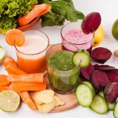 Kolorowe soki warzywne i owocowe, idealne na dieta sokowa. Marchew, buraki, ogórek, jabłko, limonka, imbir i sałata.