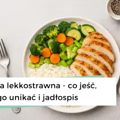 Na talerzu grillowany kurczak, ryż i warzywa. Idealne składniki na zdrową, lekkostrawną dietę.