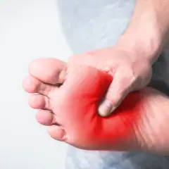 Jakie są objawy dny moczanowej w stopie i jak ich unikać?
