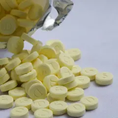 Żółte tabletki, niektóre z literą "D", rozsypane z opakowania. Może to być relanium.
