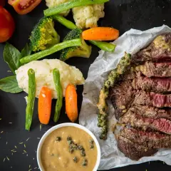 Soczysty stek z sosem pieprzowym, puree ziemniaczane, brokuły, marchewka i pomidory. Idealne danie na dietę wysokobiałkową.
