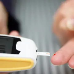 Pomiar glukometrem pokazuje prawidłowy poziom cukru we krwi z palca. Wynik 4.8 mmol/L.