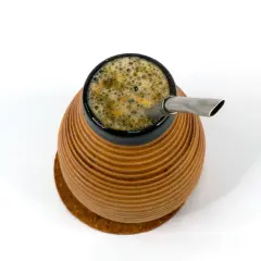 Naczynie z yerba mate, z metalową bombillą. Napój pienisty, zielonkawy. Yerba mate właściwości pobudzające i zdrowotne.