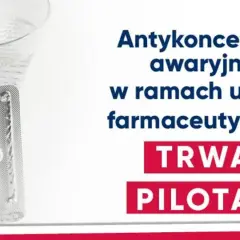 Szklanka wody i opakowanie tabletek. Antykoncepcja awaryjna w ramach usługi farmaceutycznej. Trwa pilotaż.