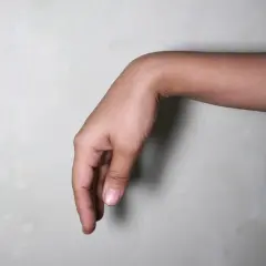 Dłoń opadająca w dół, jak przy tężyczce nerwicowej objawy.