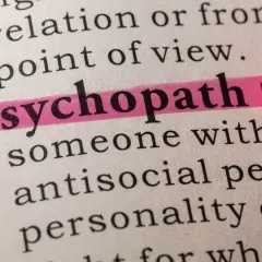 Różnica między socjopatą a psychopatą jest podkreślona w słowniku. Słowo "Psychopath" jest zaznaczone różowym flamastrem.
