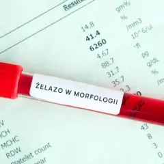 Czerwona probówka z krwią na tle wyników badań laboratoryjnych. Etykieta na probówce informuje o badaniu "ŻELAZO W MORFOLOGII".
