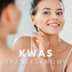 Uśmiechnięta kobieta dotyka swojej twarzy, podziwiając gładką skórę. Tekst: KWAS TRANEKISAMOWY.