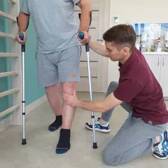 Jaka rehabilitacja po endoprotezie kolana? Kluczowe etapy i ćwiczenia