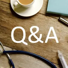 Stetoskop, kawa i notatnik na drewnianym stole. Sesja Q&A, być może dotycząca genetyki, np. HLA B27.