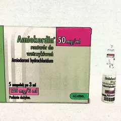 Opakowanie leku Amiokordin z ampułką. Zawiera amiodaron, stosowany w leczeniu zaburzeń rytmu serca.
