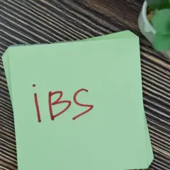 Zielona karteczka z napisem "ibs" czerwonym flamastrem. Może to być przypomnienie o suplementacji Auroverin MR.