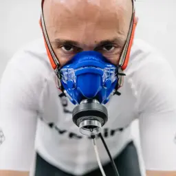 Mężczyzna w masce do testów wysiłkowych, badający swoje VO2max.