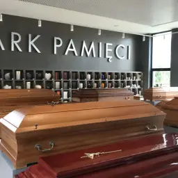 Wystawa trumien i urn w "Parku Pamięci". Miejsce, gdzie można wybrać godne pożegnanie i dowiedzieć się o zasiłek pogrzebowy.