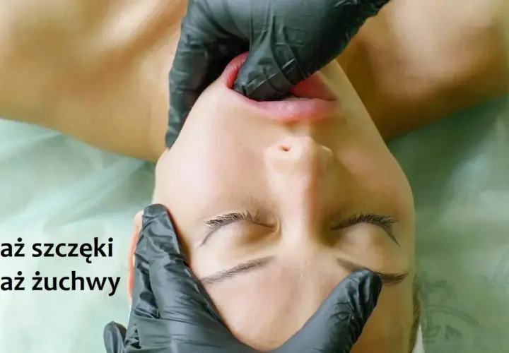 Dłonie w czarnych rękawiczkach masują usta i szczękę kobiety.