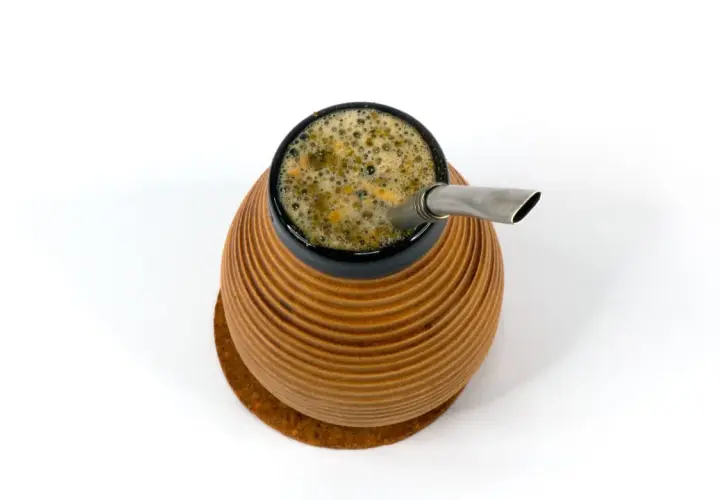 Naczynie z yerba mate, z metalową bombillą. Napój pienisty, zielonkawy. Yerba mate właściwości pobudzające i zdrowotne.
