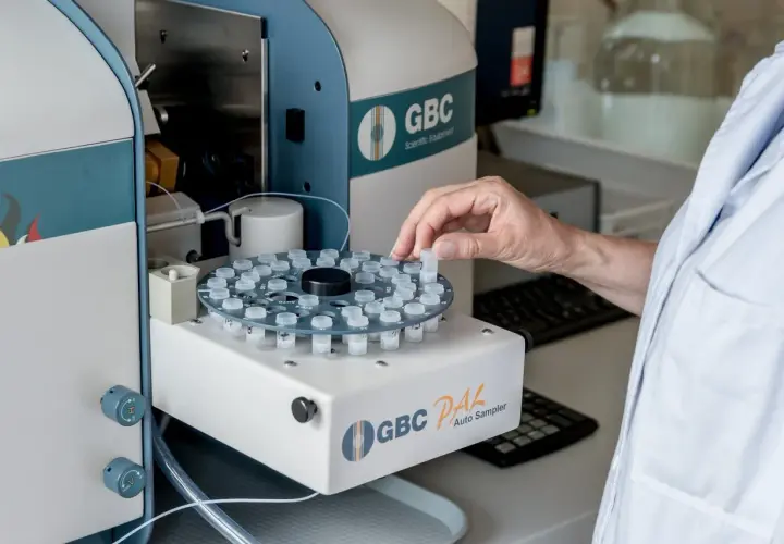 Laborantka umieszcza probówkę w autosamplerze GBC PAL, przygotowując próbki do badań na wątrobę.