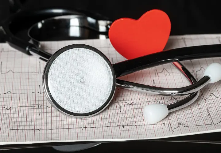 Stetoskop i czerwone serce na tle zapisu EKG. Dbamy o Twoje nt probnp.
