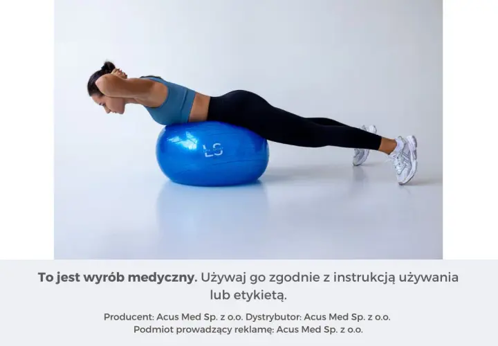 Kobieta ćwiczy na niebieskiej piłce rehabilitacyjnej, leżąc na brzuchu.