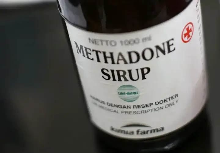 Butelka syropu metadon, lek wydawany na receptę.