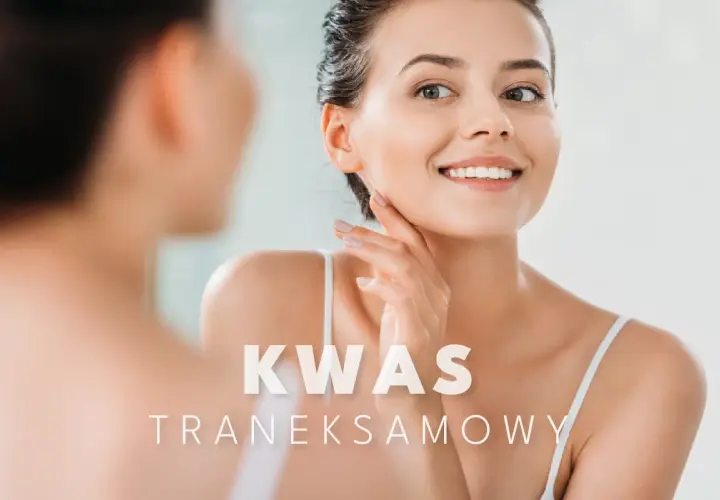 Uśmiechnięta kobieta dotyka swojej twarzy, podziwiając gładką skórę. Tekst: KWAS TRANEKISAMOWY.