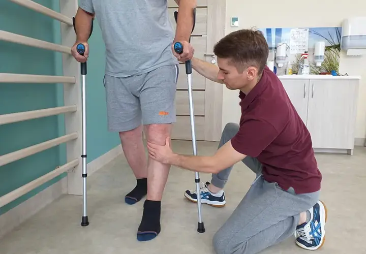Jaka rehabilitacja po endoprotezie kolana? Kluczowe etapy i ćwiczenia