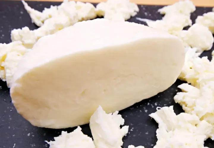 Kawałek świeżej mozzarelli otoczony postrzępionymi kawałkami sera. Idealny do sałatek, a jego mozzarella kcal sprawia, że jest to zdrowy wybór.