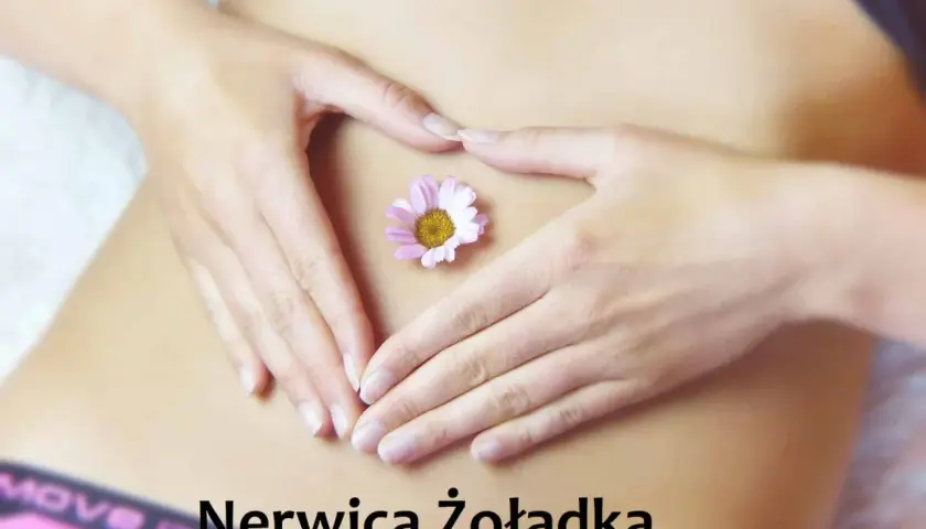 Dłonie tworzą serce na brzuchu, na którym leży kwiatek. Obraz symbolizuje nerwicę żołądka i potrzebę troski o siebie.
