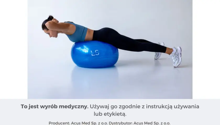 Kobieta ćwiczy na niebieskiej piłce rehabilitacyjnej, leżąc na brzuchu.