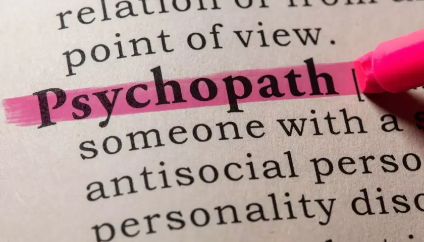 Różnica między socjopatą a psychopatą jest podkreślona w słowniku. Słowo "Psychopath" jest zaznaczone różowym flamastrem.