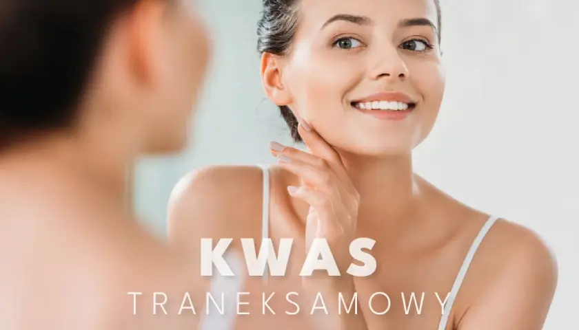 Uśmiechnięta kobieta dotyka swojej twarzy, podziwiając gładką skórę. Tekst: KWAS TRANEKISAMOWY.