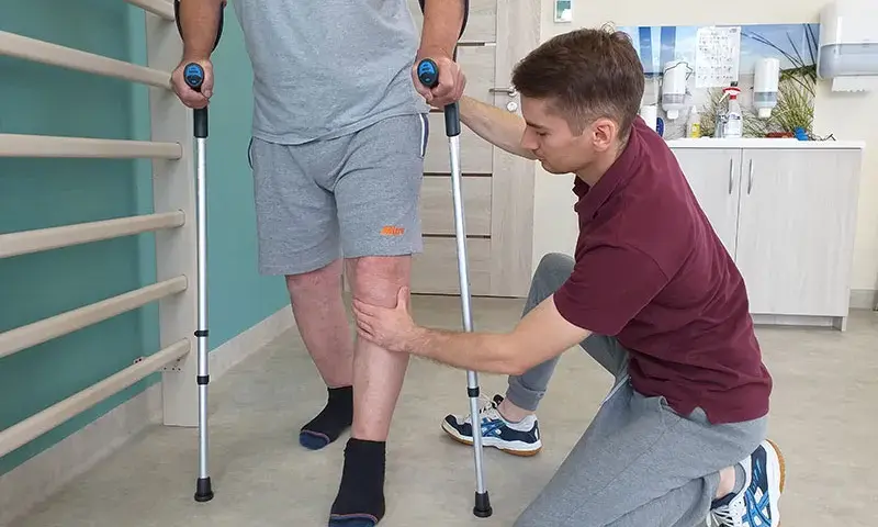 Jaka rehabilitacja po endoprotezie kolana? Kluczowe etapy i ćwiczenia