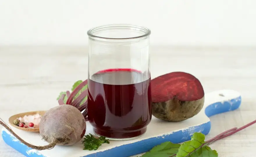 Sok z kiszonych buraków - jak pić, by nie zaszkodzić?