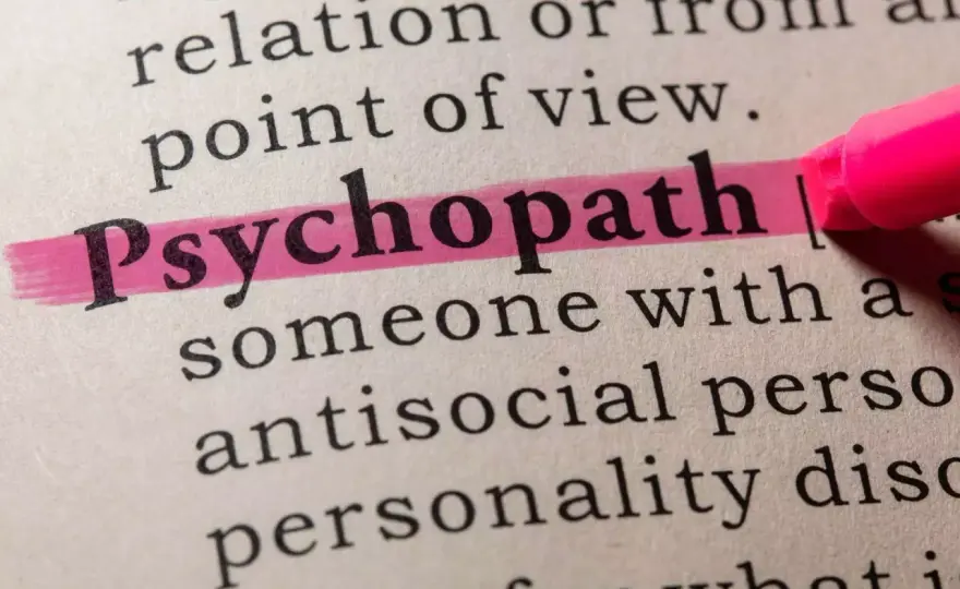 Psychopata czy socjopata? Różnice, objawy, co robić