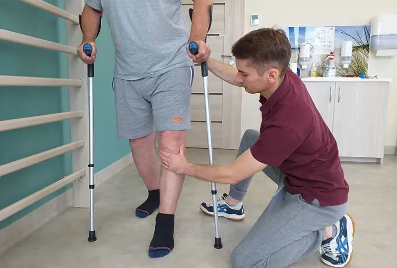 Jaka rehabilitacja po endoprotezie kolana? Kluczowe etapy i ćwiczenia