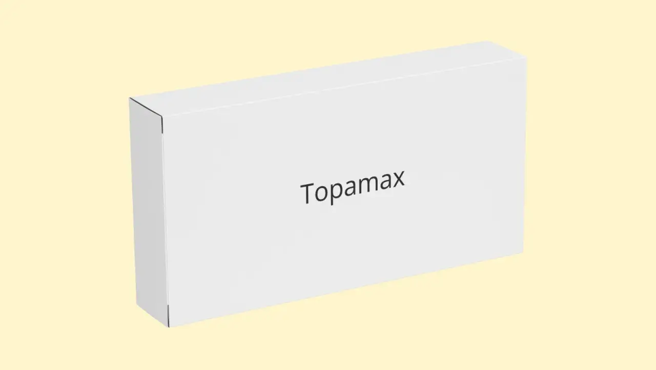 Białe pudełko z napisem Topamax na jasnym tle.