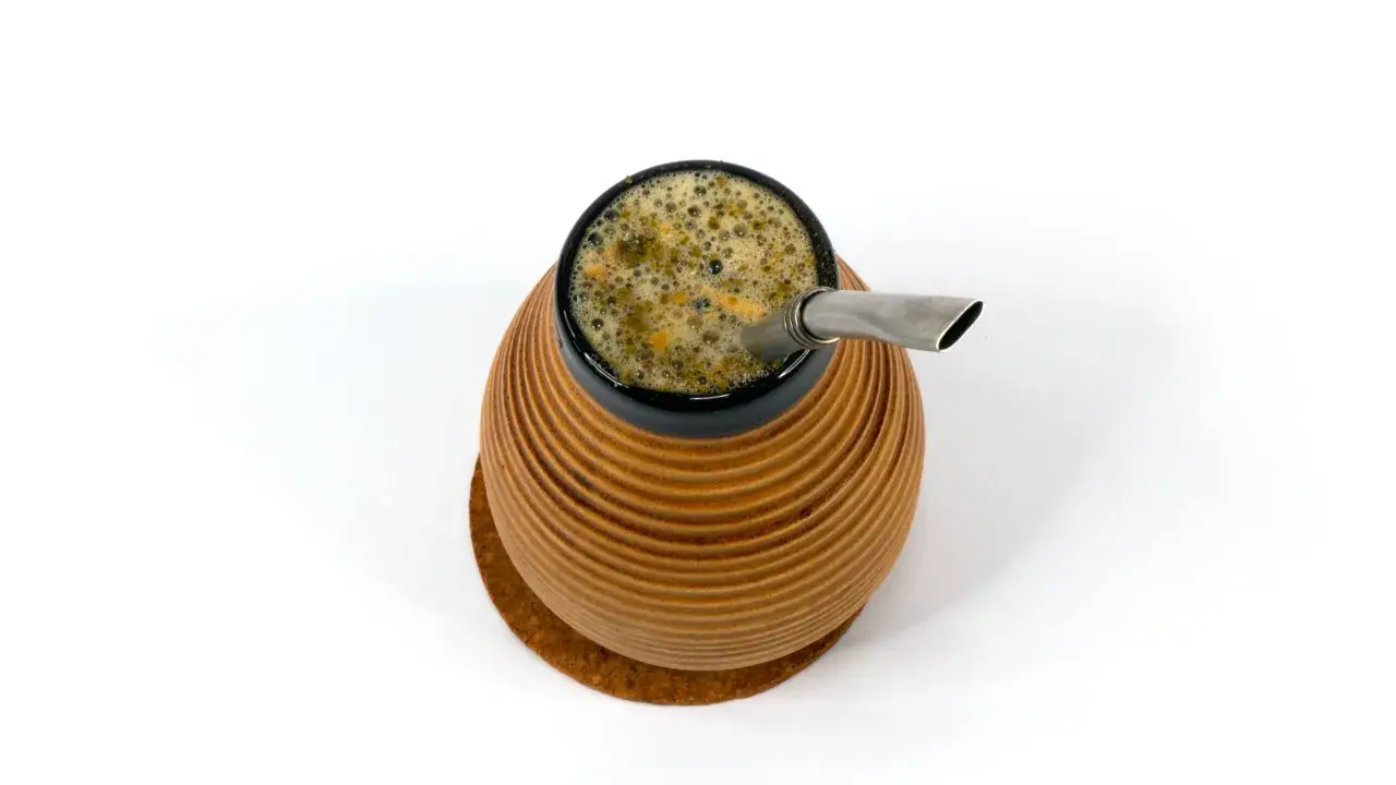 Naczynie z yerba mate, z metalową bombillą. Napój pienisty, zielonkawy. Yerba mate właściwości pobudzające i zdrowotne.