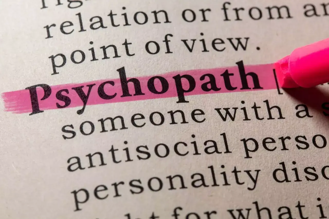 Różnica między socjopatą a psychopatą jest podkreślona w słowniku. Słowo "Psychopath" jest zaznaczone różowym flamastrem.