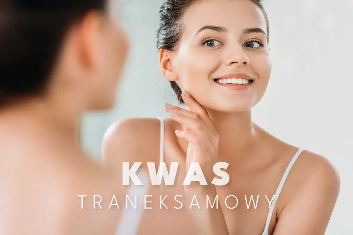 Uśmiechnięta kobieta dotyka swojej twarzy, podziwiając gładką skórę. Tekst: KWAS TRANEKISAMOWY.