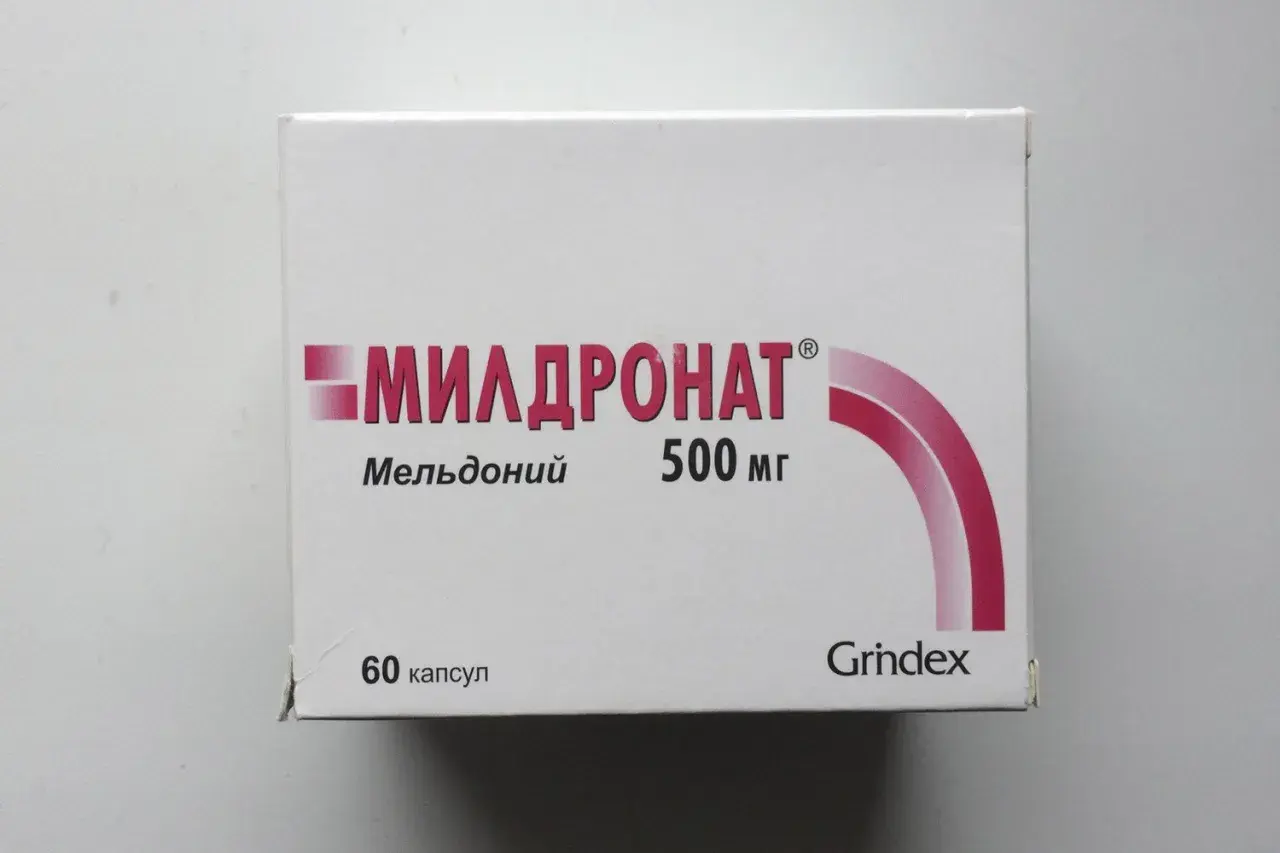 Opakowanie leku Mildronat 500 mg, zawierające 60 kapsułek. Meldonium to substancja czynna tego preparatu.