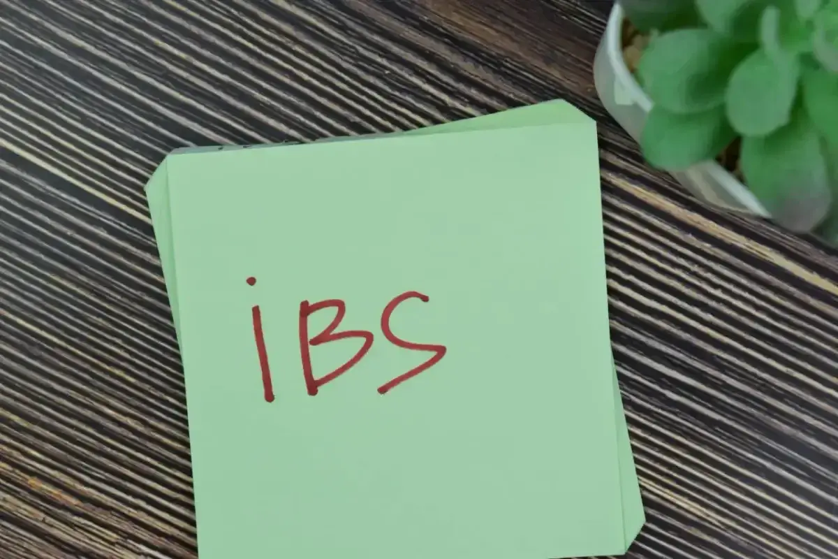 Zielona karteczka z napisem "ibs" czerwonym flamastrem. Może to być przypomnienie o suplementacji Auroverin MR.