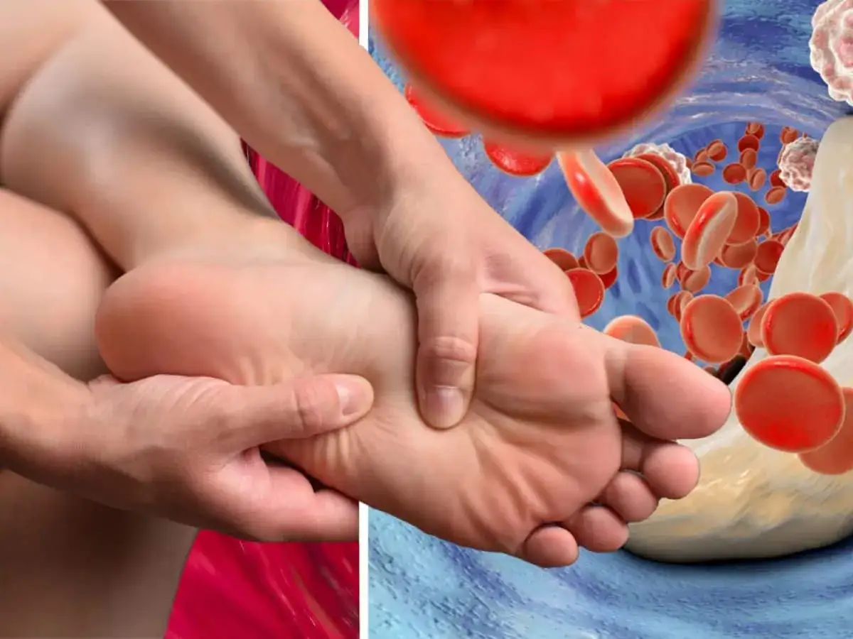 Dłoń masuje stopę, sugerując ból lub dyskomfort, który może być jednym z objawów wysokiego cholesterolu. W tle czerwone krwinki.