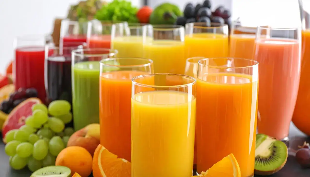 Kolorowe soki owocowe i warzywne w szklankach, idealne na dietę sokową.