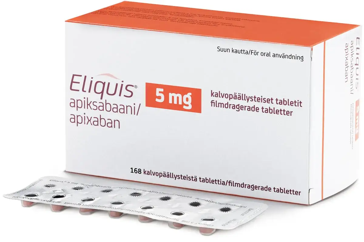 Opakowanie leku Eliquis 5 mg z apiksabanem, obok wyjęty blister z tabletkami.