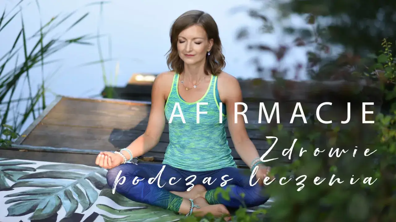 Kobieta w pozycji medytacyjnej na pomoście. Afirmacje dla zdrowia podczas leczenia.