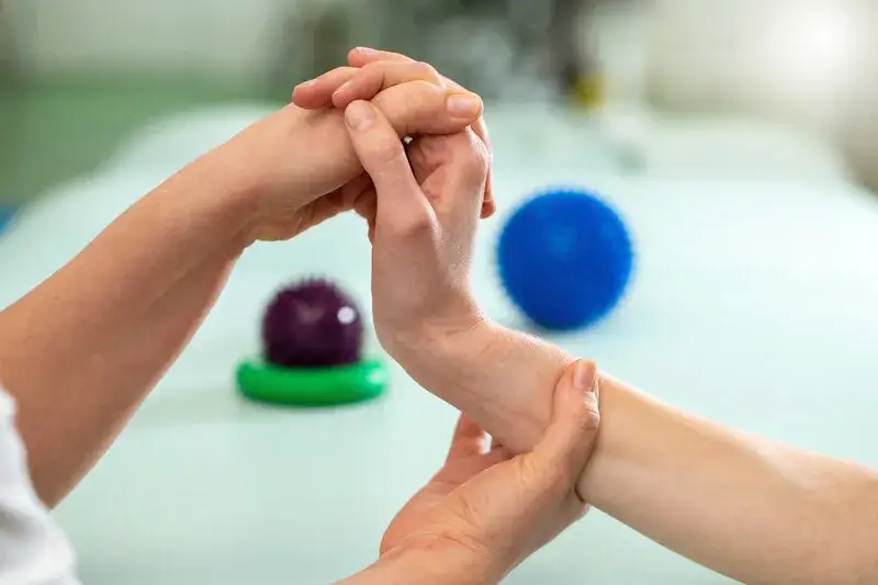 Zdjęcie Czym się różni rehabilitacja dzienna od ambulatoryjnej? Kluczowe różnice