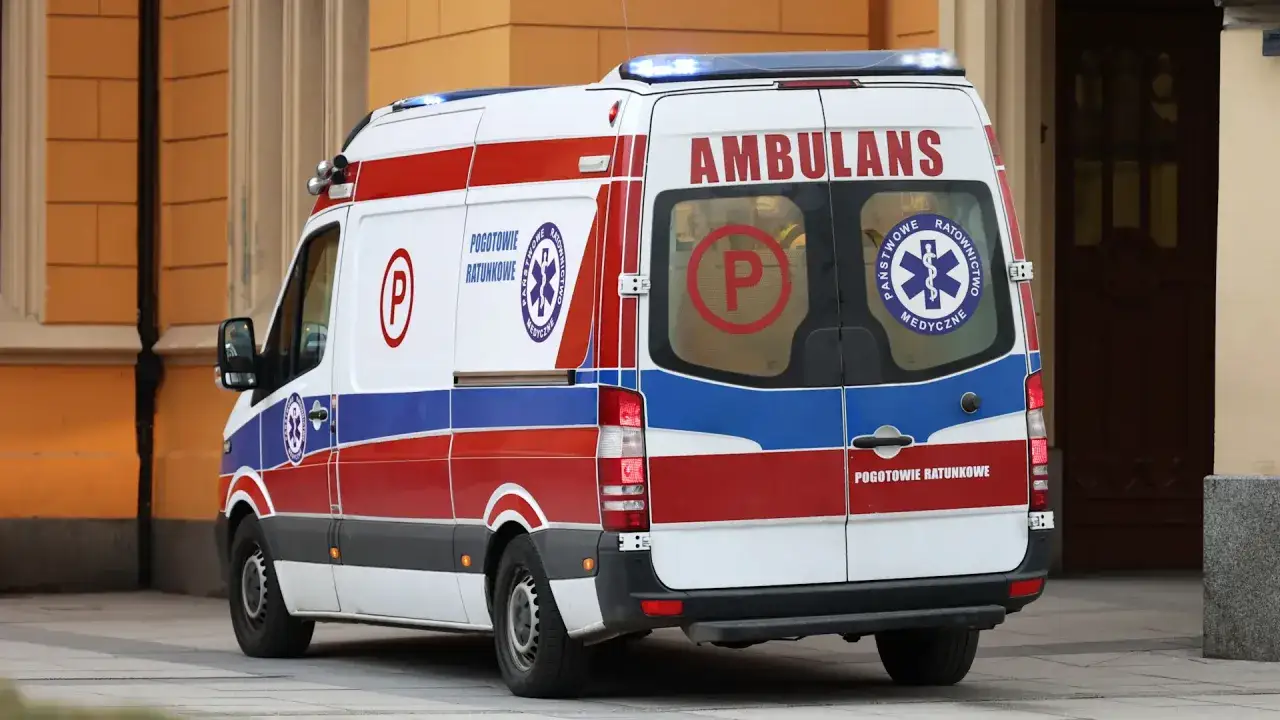 Ambulans z napisem 