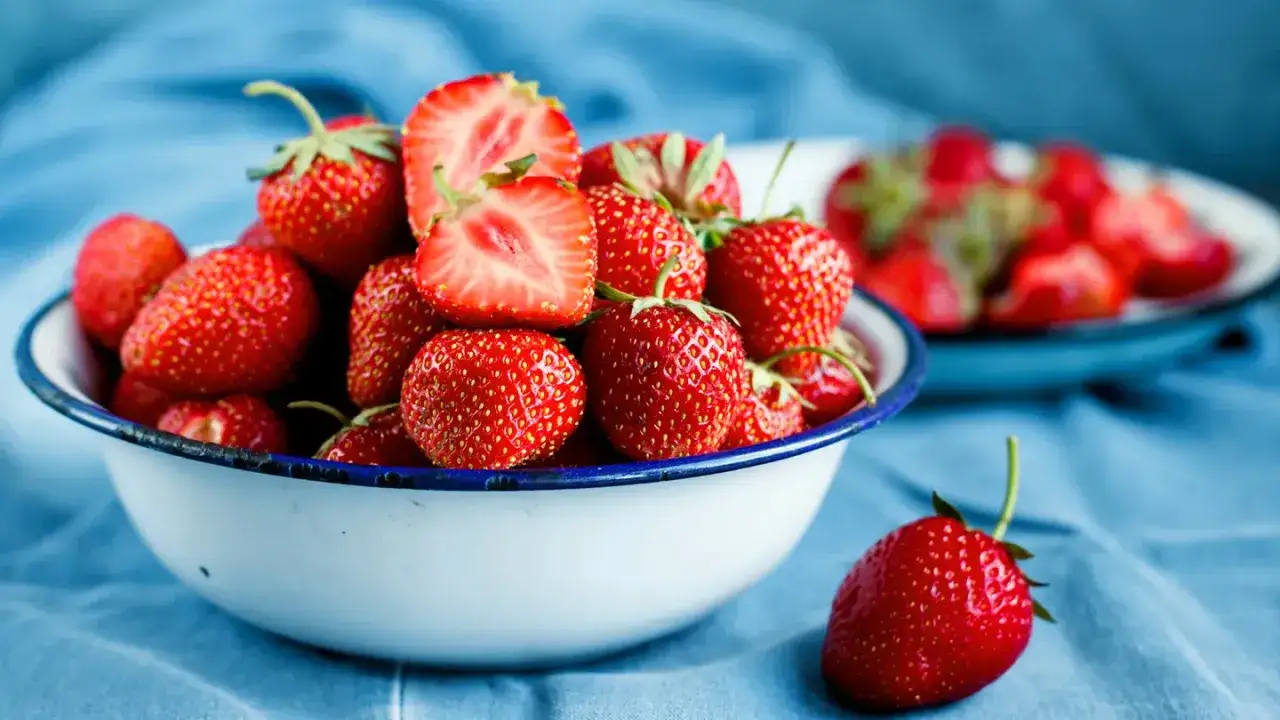 Miseczka pełna soczystych truskawek, idealnych na zdrową przekąskę. Niskie truskawki kcal!